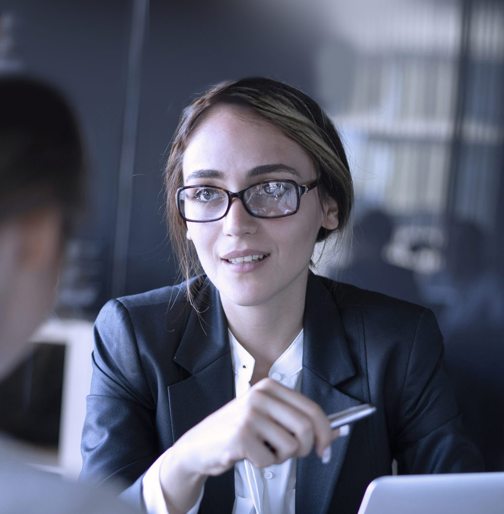 Καριέρα Γυναίκα με γυαλιά σε εργασιακό περιβάλλον
