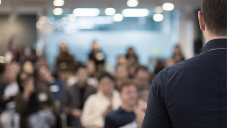 Πλήθος με εργαζόμενους συναδέλφους