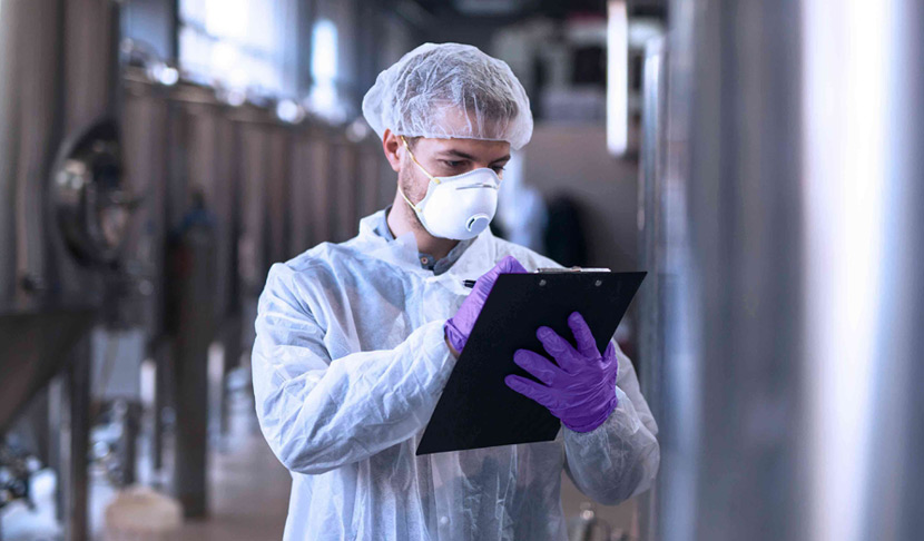 Άντρας σε εργαστήριο που κρατά ερωτηματολόγιο