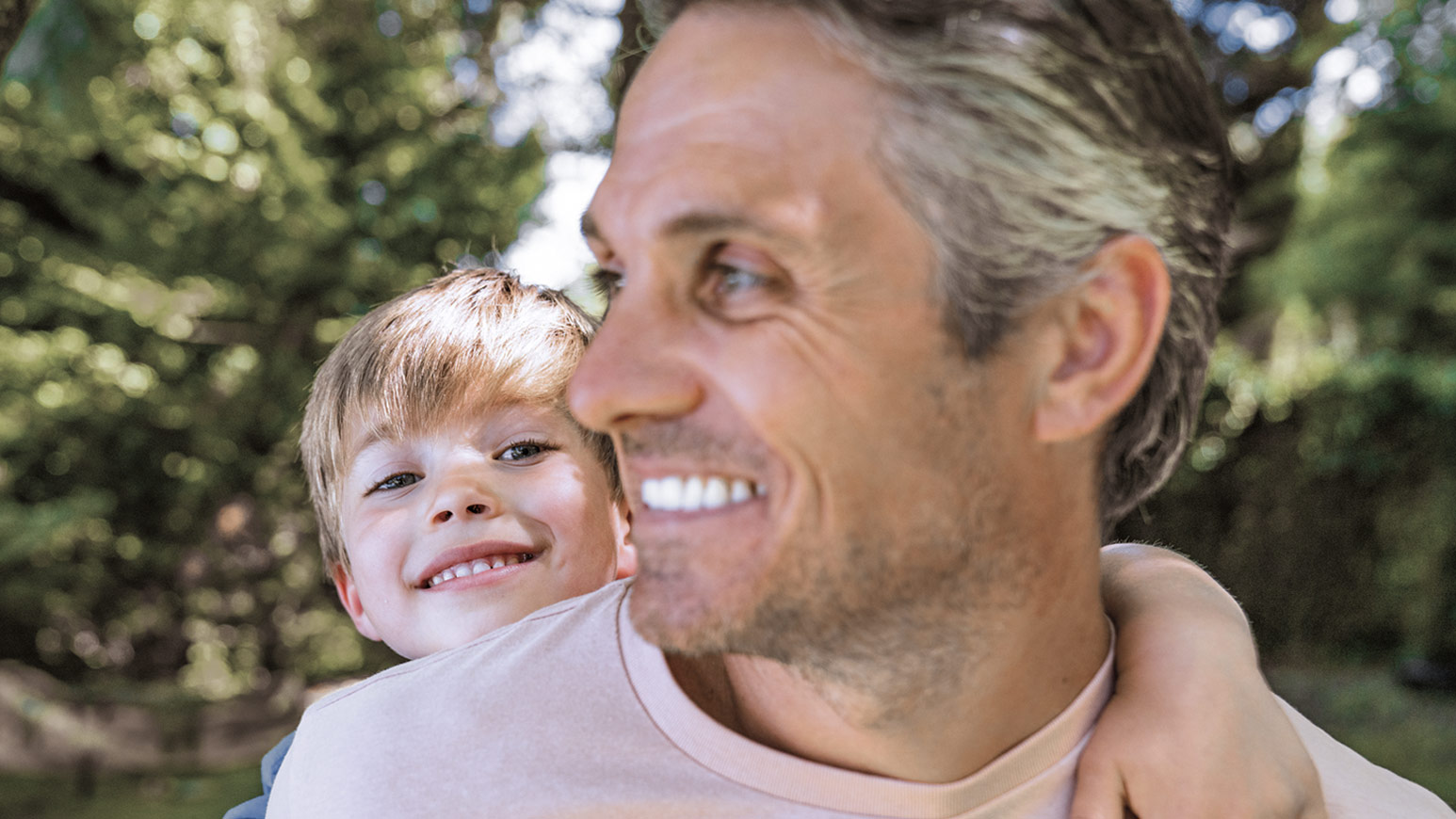 Αρχική σελίδα- Παιδί χαμογελαστό που αγκαλιάζει πατέρα